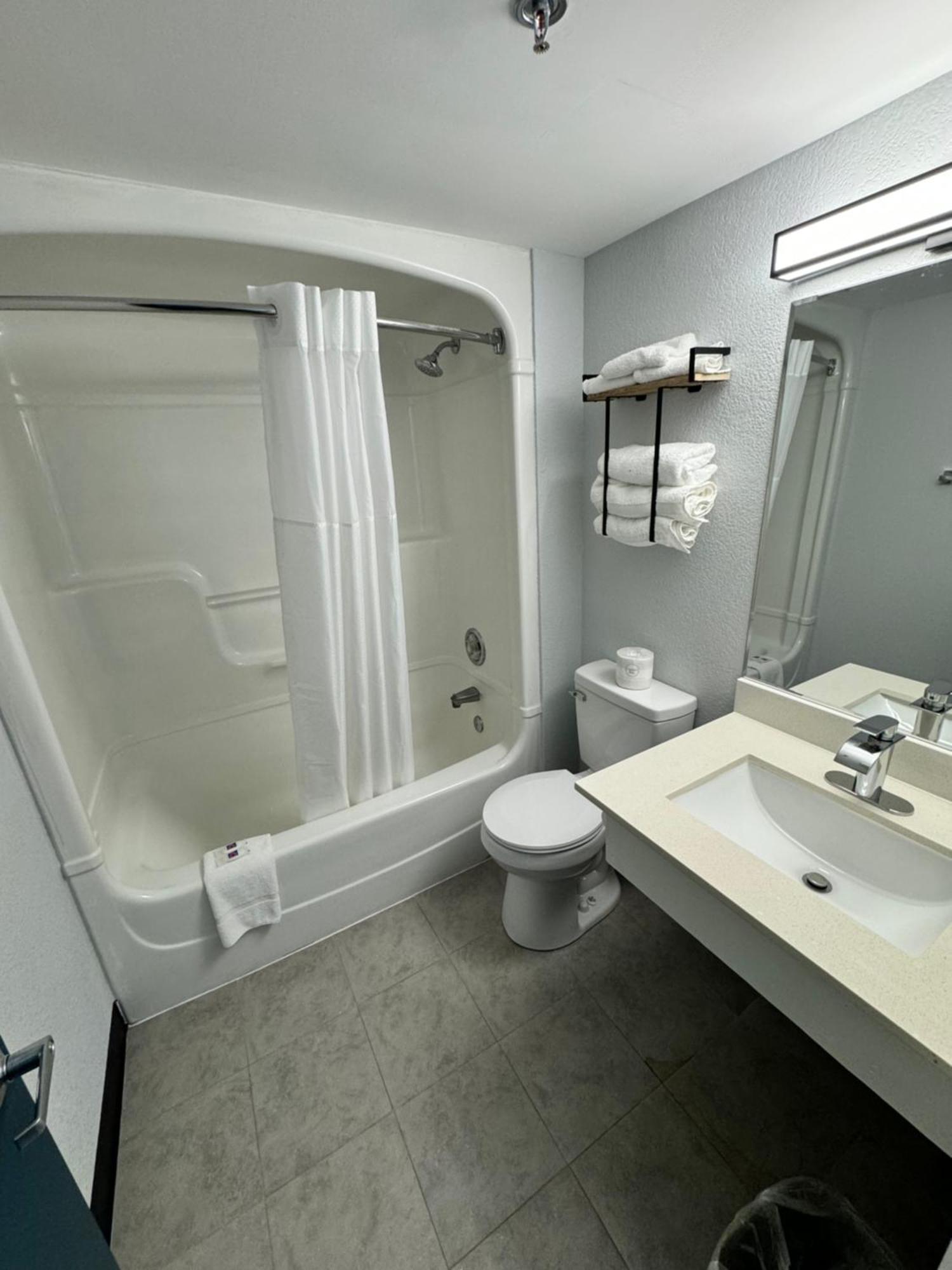 6 East Syracuse, Ny - Airport Hotel