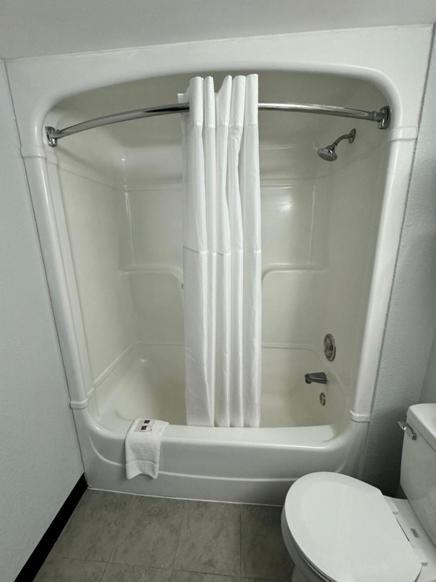 6 East Syracuse, Ny - Airport Hotel