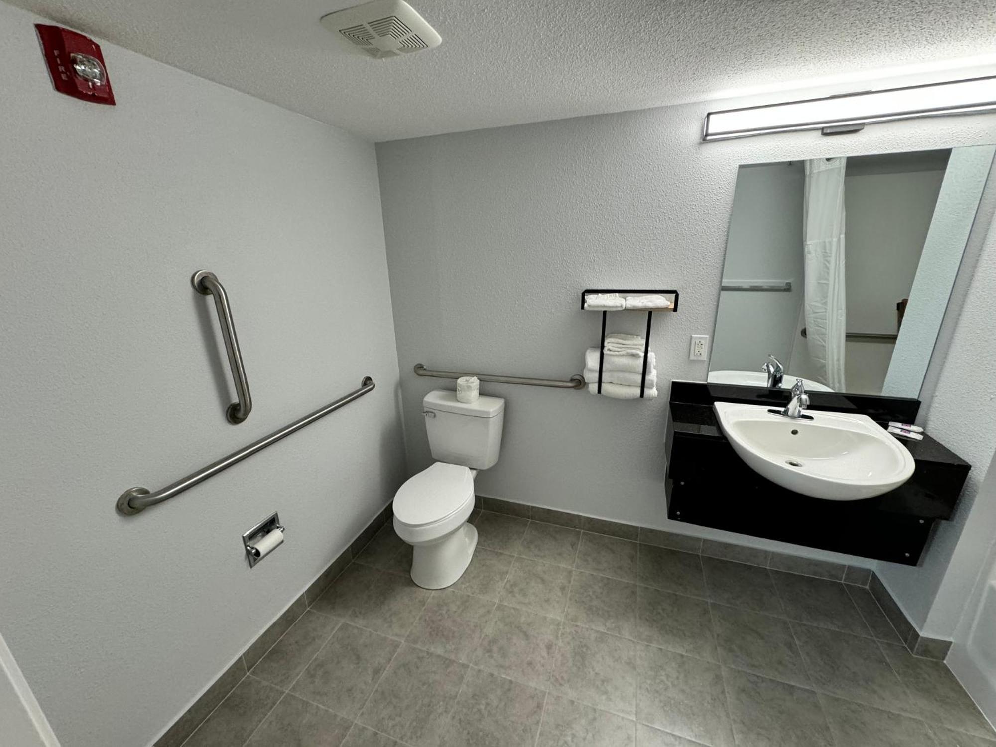 6 East Syracuse, Ny - Airport Hotel