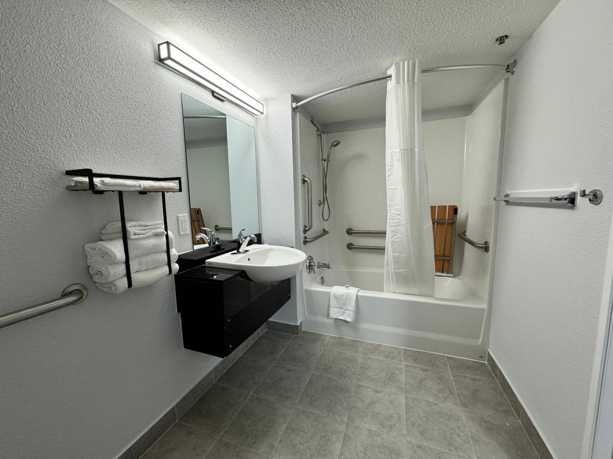 6 East Syracuse, Ny - Airport Hotel